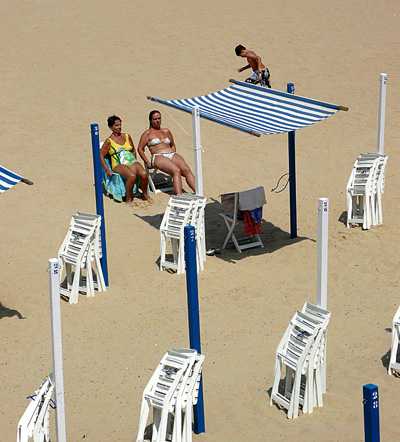 Denis Brun - Beach boy sunbathing guards - 2011
